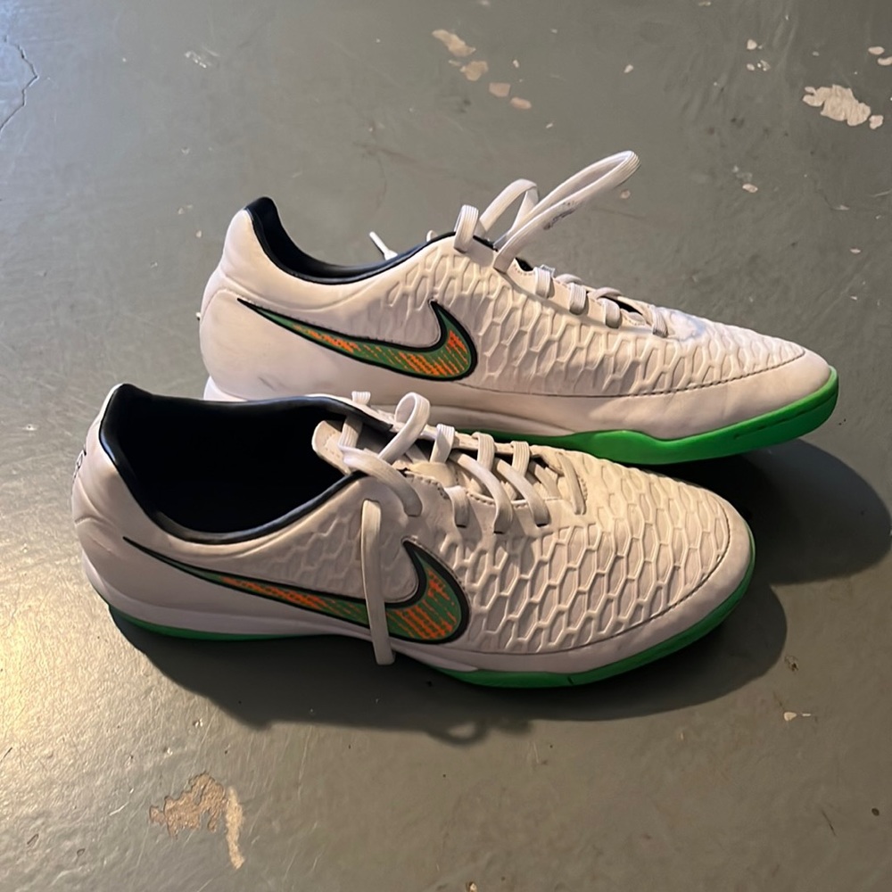 NIKE Magista Indoor Soccer Shoes